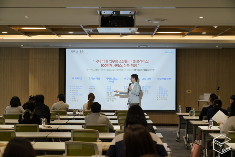 경기도 공정구매플랫폼 지지비즈에서는 공공기관 사무용품, 청소용품, 공구, 식음료 등 1만1천여가지의 품목을 구매할 수 있다.