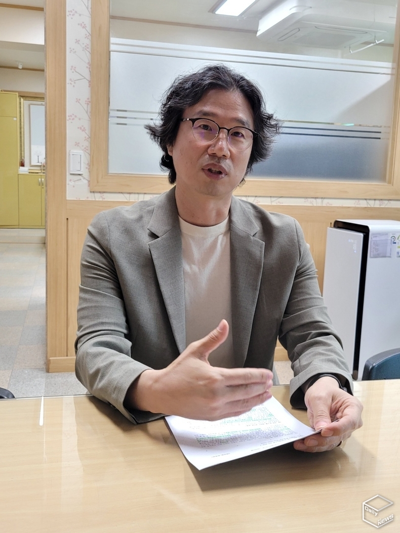 최 교감이 보여주는 사소함의 가치는 무엇과도 견줄 수 없는 값비싼 교훈이다.