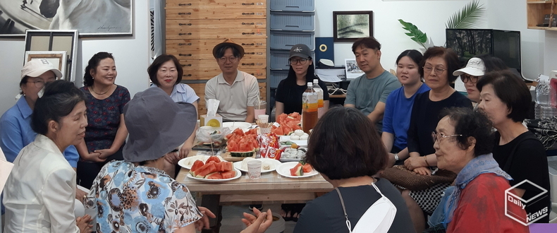 '예술보따리 풀다' 참여자들은 다과회가 마련된 연구실에서 담소를 풀었다. 