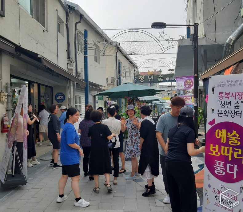 폭염의 날씨에도 문화장터를 찾는 발걸음은 이어졌다. 