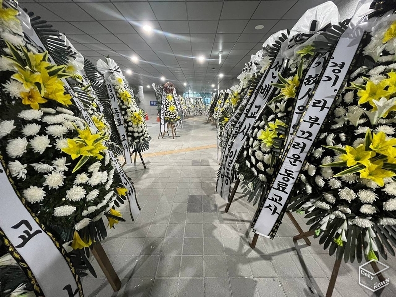 서이초 교사를 애도하는 추모의 물결이 전국적으로 일고 있다. 