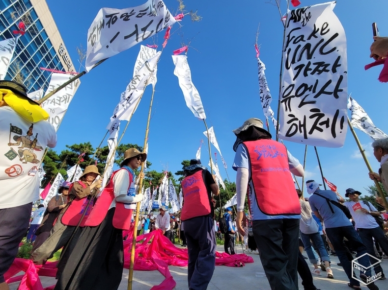 “7.27 평택, 우리 땅 평화 찾으러 가자! 평화협정 or OUT” 미군기지 평택인간띠잇기“ 집회가 27일 평택 캠프험프리스 5개 게이트에서 진행됐다. 