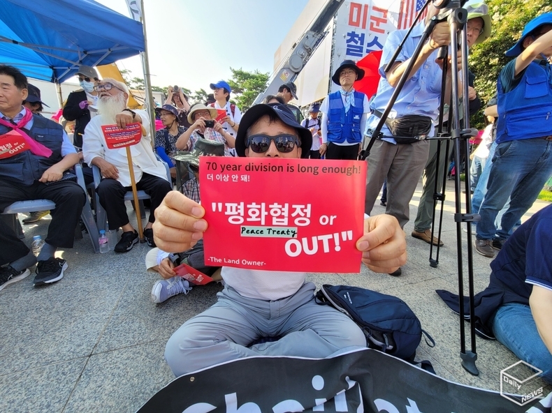 집결지인 안정리게이트앞에서는 풍물패와 대동놀이, 떼창, 춤, 깃발구호 등의 한 판이 펼쳐졌다.