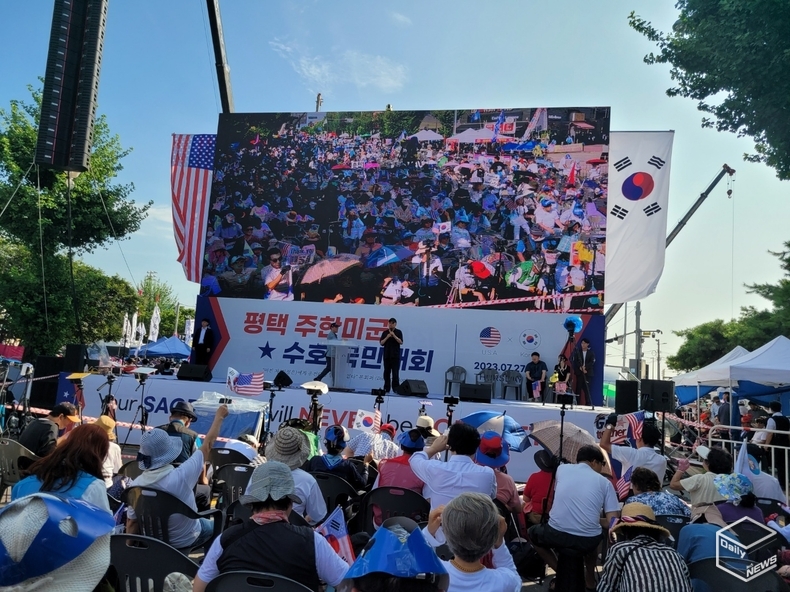 보수단체들은 주한미군기지 철수 반대를 외치며 격하게 반응했다. 