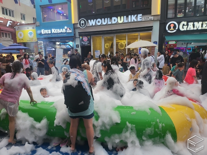 버블페스티벌을 즐기는 사람들은 더위도 물리치고 마치 환상 속에서의 한여름 꿈을 즐기는 듯 했다. 