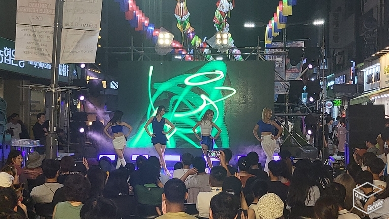 DJ 공연을 비롯한 여러 공연들은 참석자들의 흥을 돋우었다. 
