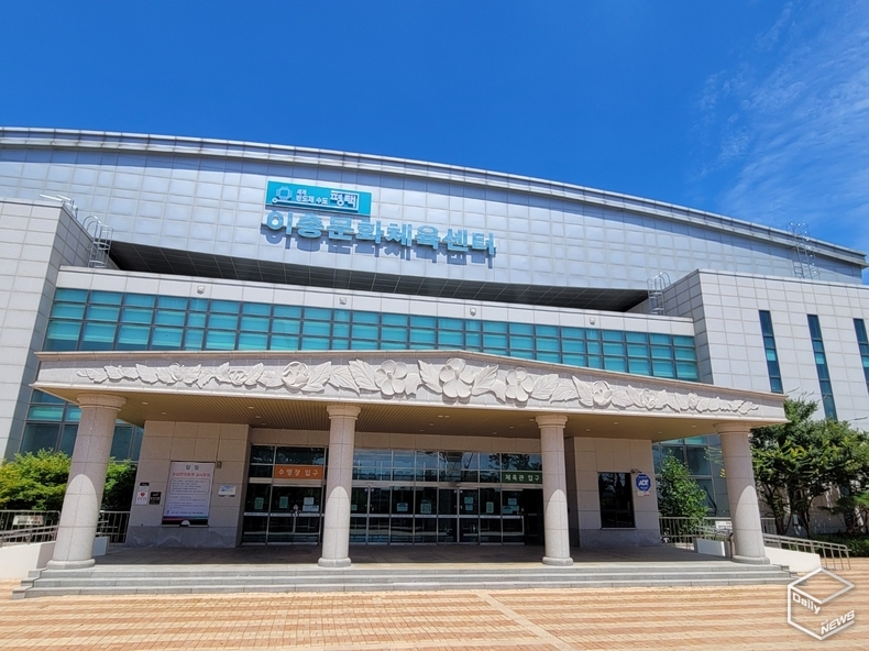 이충수영장의 비정상 운영으로 불평, 불만 민원이 극대화 되고 있다. 