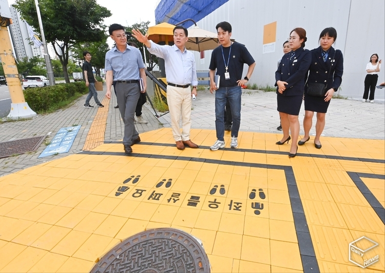 17일 오후 어린이보호구역 사고 현장을 찾은 이재준 수원특례시장이 보강된 안전시설물을 점검하고 있다.