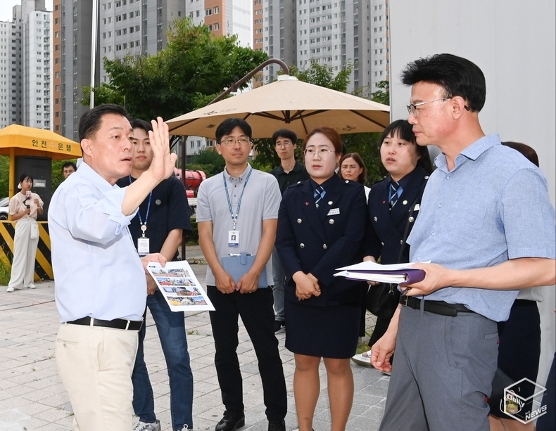 17일 오후 어린이보호구역 사고 현장을 찾은 이재준 수원특례시장이 현장에서 경찰, 녹색어머니회 등 관계자들과 의견을 나누고 있다.