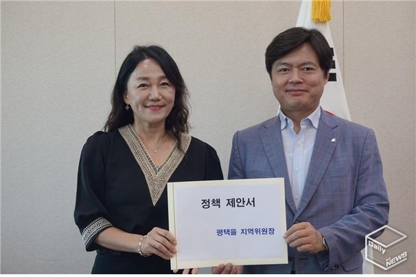 김현정 더불어민주당 평택을위원장이 8일 이재정 국회 산업통상자원중소벤처기업위원장을 만나서 분산에너지 특구 지정과 미래차 클러스터 육성을 건의했다.