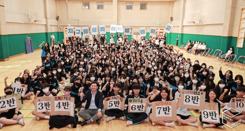 이상일 용인특례시장은 동백중학교 학생들과 학부모를 대상으로 '남극이야기와 기후위기' 주제로 특강을 했다. 