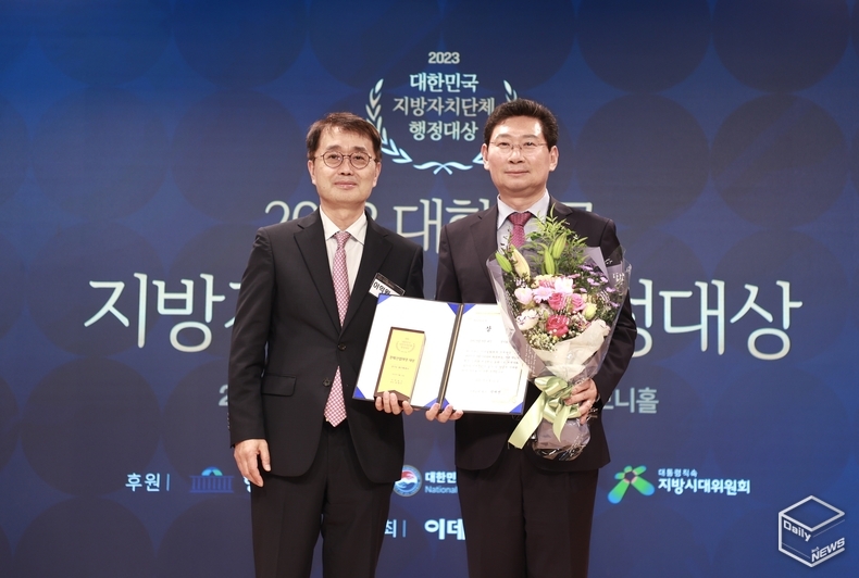  이상일 시장은 시의 원대한 프로젝트가 완성되면 용인은 세계 반도체 생산의 3분의 1을 담당하면서 대한민국 미래경쟁력을 좌우하는 도시가 될 것이다 밝혔다. 