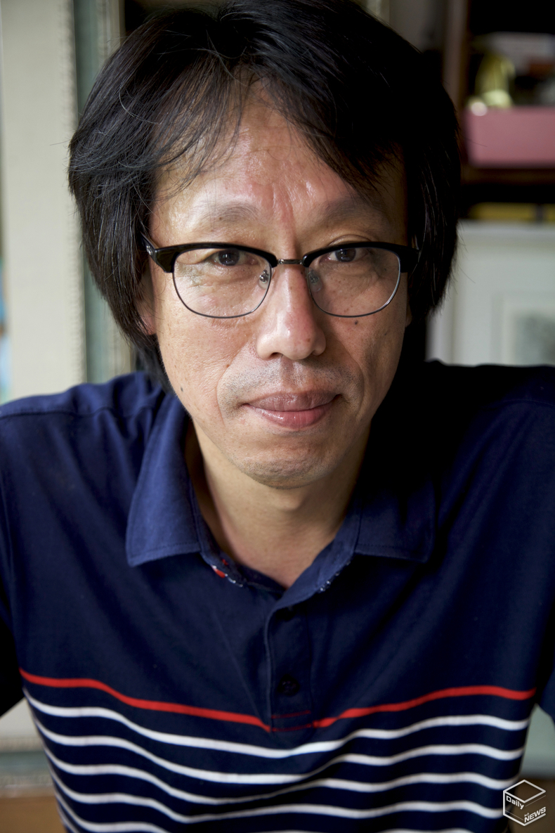우대식 시인. 1999년 『현대시학』 등단. 시집 『늙은 의자에 앉아 바다를 보다』, 『단검』, 『설산 국경』, 『베두인의 물방울』 등. 저서 『죽은 시인들의 사회』, 『비극에 몸을 데인 시인들』, 『선생님과 함께 읽는 백석』 등. 『현대시학작품상』 수상. 현재 숭실대 문예창작과 강사.