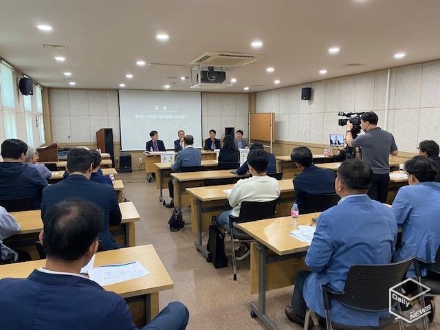 안재홍 기념관은 인물 공원으로는 전국 최대 규모로 건립 기본 구상 용역이 진행된 바 있다. 