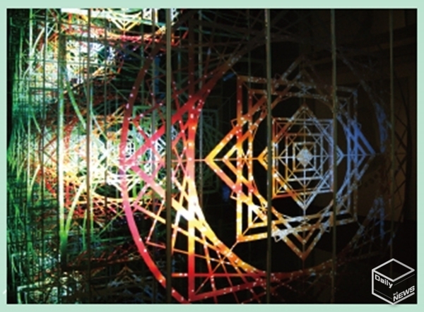 <혼돈의 프렉탈 (Chaos Fractal)> 2023, 유리에 알루미늄 코팅, 빔프로젝터, 마이크, 컴퓨터
