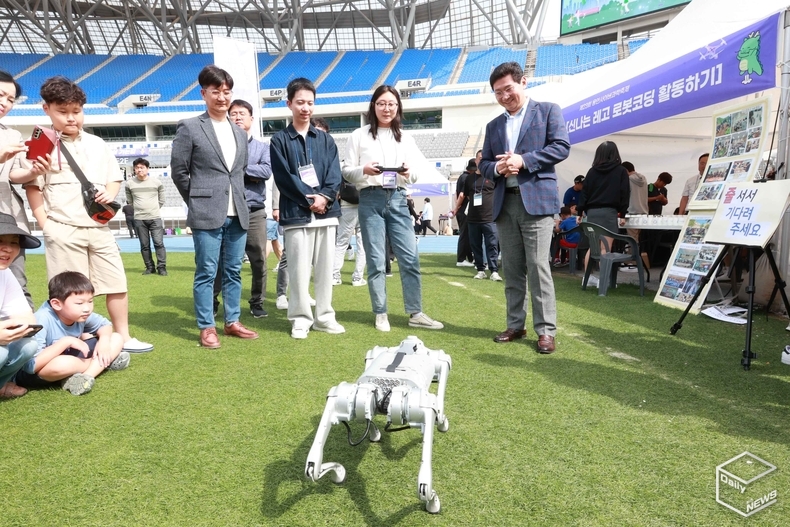 이상일 용인특례시장이 4족 보행 로봇 개 시연을 보고 있다. 
