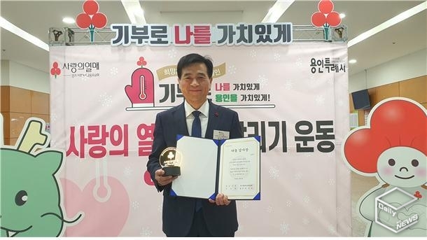 경기사회복지공동모금회로부터 10년 이상 지속 기부자 감사장을 받은 김민기 국회의원 