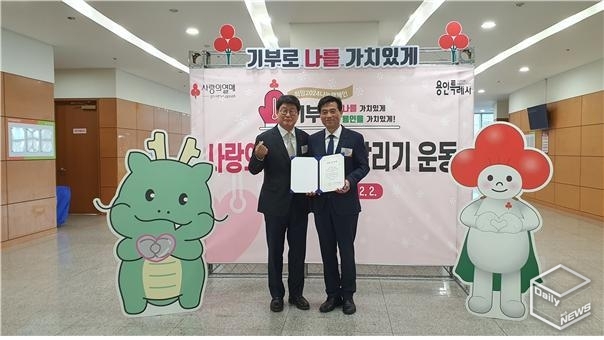 경기 사회복지공동모금회 권인욱 회장(왼쪽)과 기념촬영하는 김민기 국회의원 