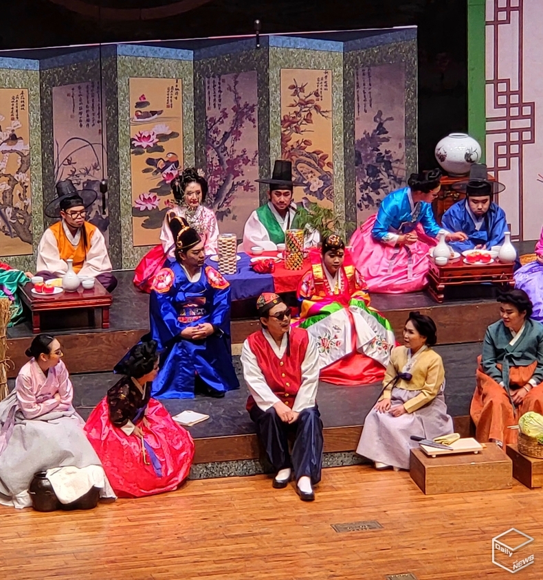 푸른날개합창단은 청각, 시각, 지적, 지체 장애인과 발달 장애 청소년, 비장애인을 포함해 총 50명의 단원이 함께 활동한다.