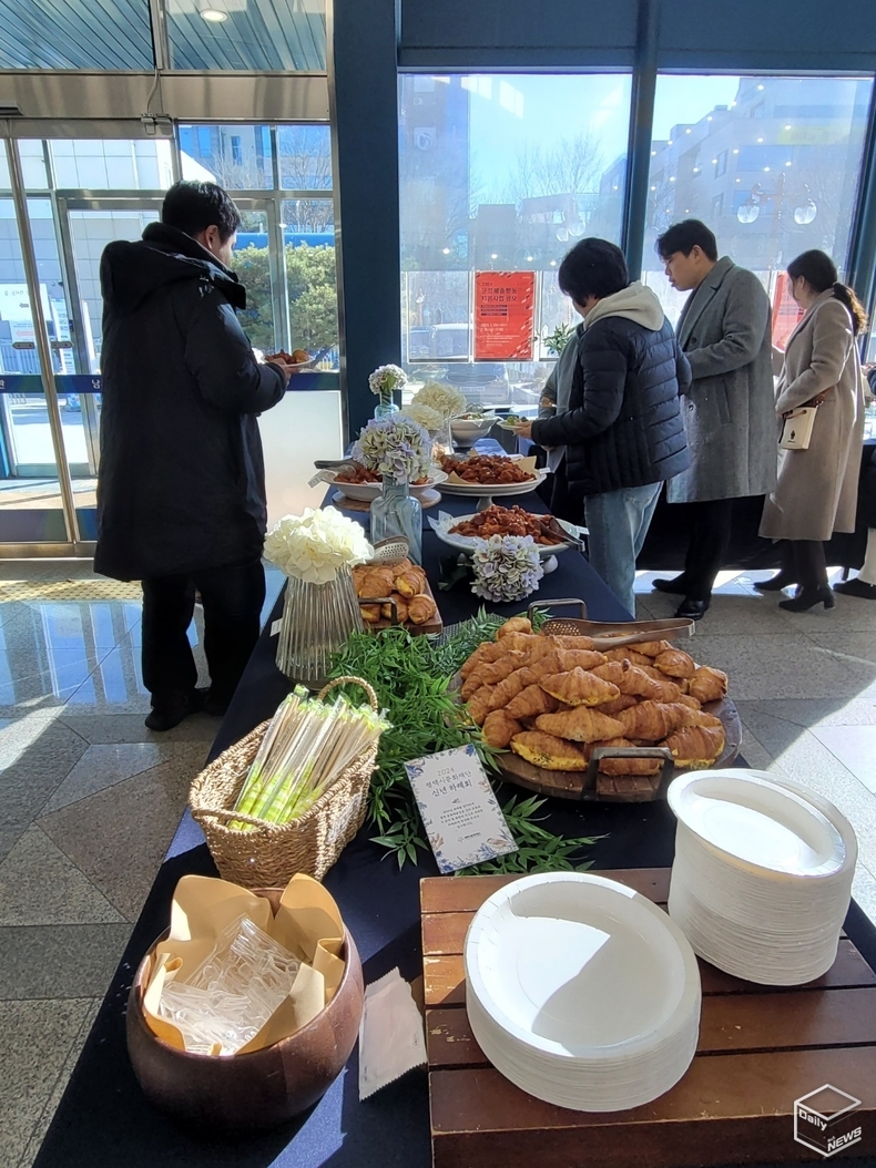 문화예술인들은 맛있는 먹거리와 함께 훈훈한 정담을 나누었다. 