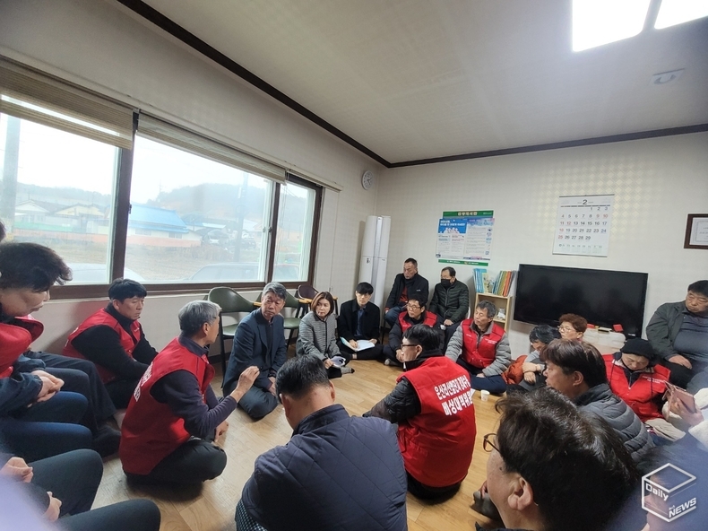 주민들의 요청으로 경기도 산업입지 관계자들이 방문, 주민들과 대화를 나누고 있다. 
