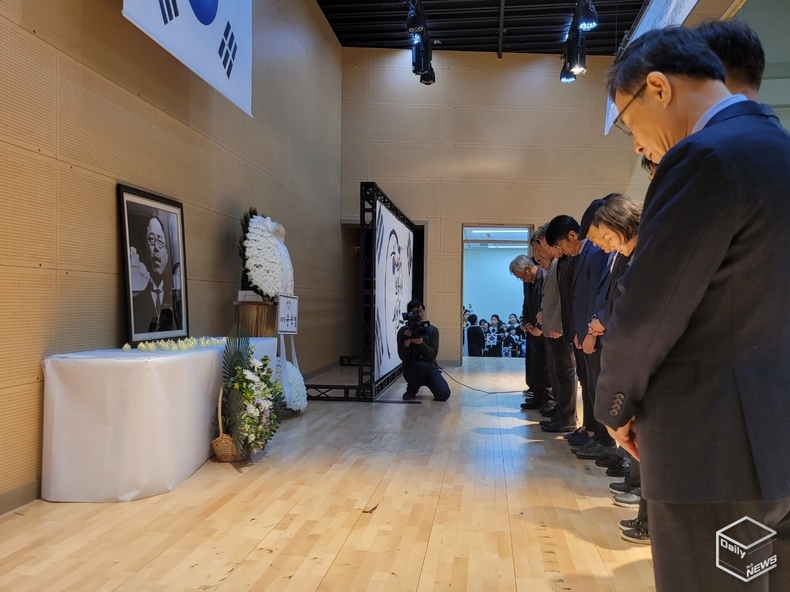 참석한 각계인사가 민세 선생에게 합동헌화를 한다.