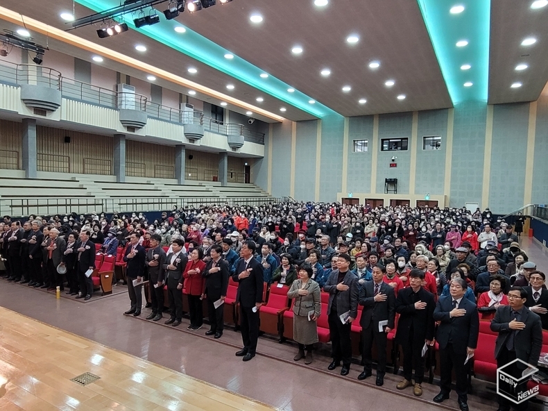 제28회 (사)대한노인회 평택시지회 부설 북부청춘노인대학 입학식이 5일 북부문예회관 대공연장에서 개최됐다. 