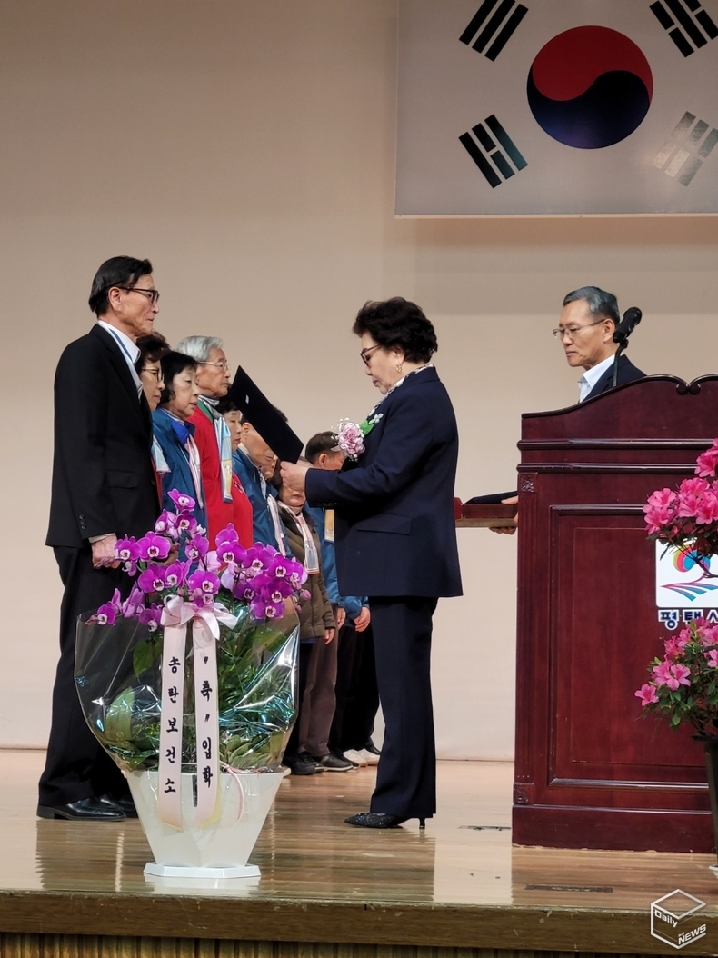 학교와 학생들을 위해 봉사할 학생회장, 총무부장, 반장 등 14명에게 임명장이 수여됐다.