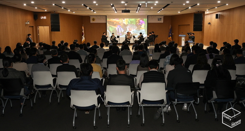 공감음악회에는 염종현 의장을 비롯해 의회사무처 직원 등 100여 명 참석했다. 