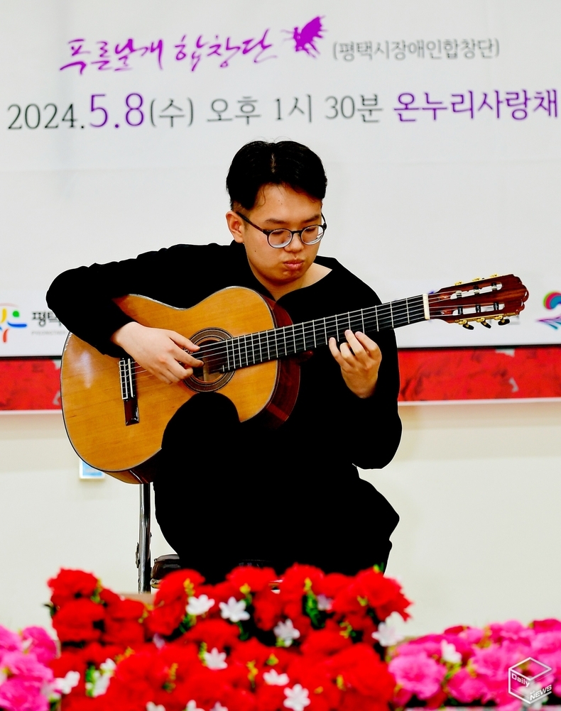 발달장애청년 김남훈씨의 클래식 기타 공연 