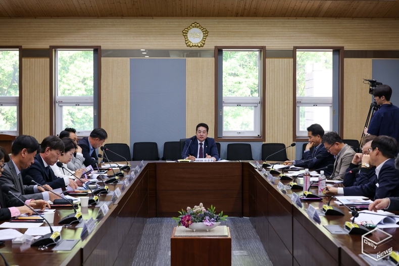평택시의회 ‘평택 국가유산 정책 연구회(대표의원 이관우)’는 13일 정책연구용역 착수보고회를 시작으로 11월까지 활발한 연구 활동을 진행한다. 