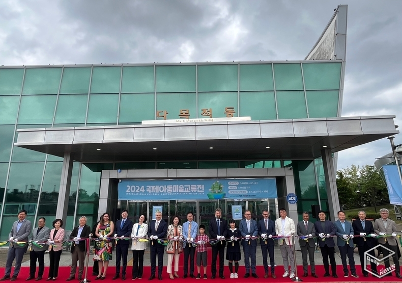 국제아동미술교류전은 5월 11일부터 6월 5일까지 송탄국제교류센터 다목적동에서 열린다. 