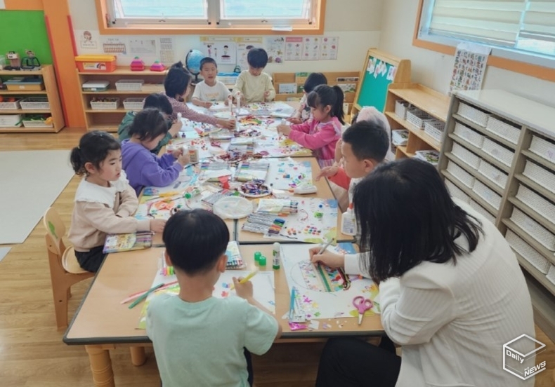 아이들은 지도강사가 던져 준 주제로 마음 속에서, 꿈 속에서, 하늘과 먼 우주까지 자유롭게 날아다니는 것만 같은 활동을 했다. 