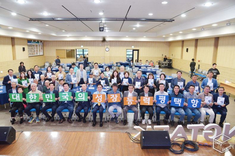 150여명의 참석자들은 책 출간을 축하하며 23년간 여정의 의미를 다졌다. 