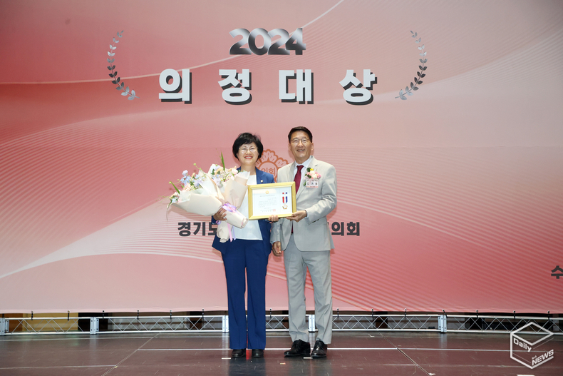 안산시의회 박은경 위원장 수상(왼쪽)