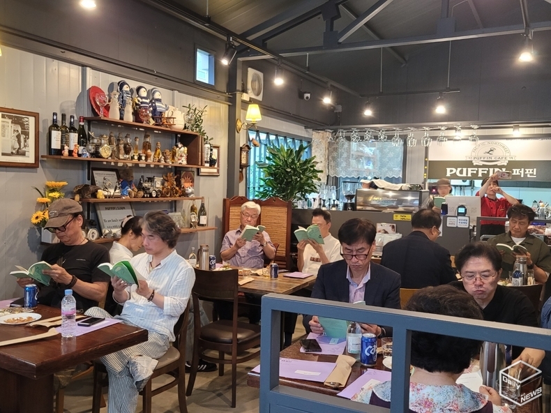 함께 참석한 시인과 지인들은 마음으로 책 출간을 기뻐하며 책읽기에 흠뻑 빠졌다. 