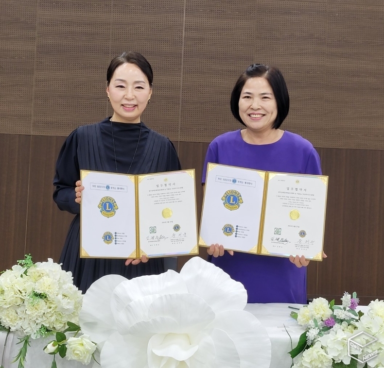 김향순 한국장애문화예술인협회 회장(왼쪽)과 윤의순 국제라이온스 354-B지구 서울 The 강남라이온스클럽 회장의 업무협약식 