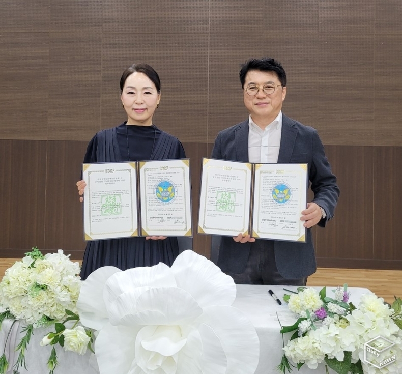 김향순 한국장애문화예술인협회 회장(왼쪽)과 김영규 ICCF UIA국제기구 국제문화교류재단 이사장의 업무협약식