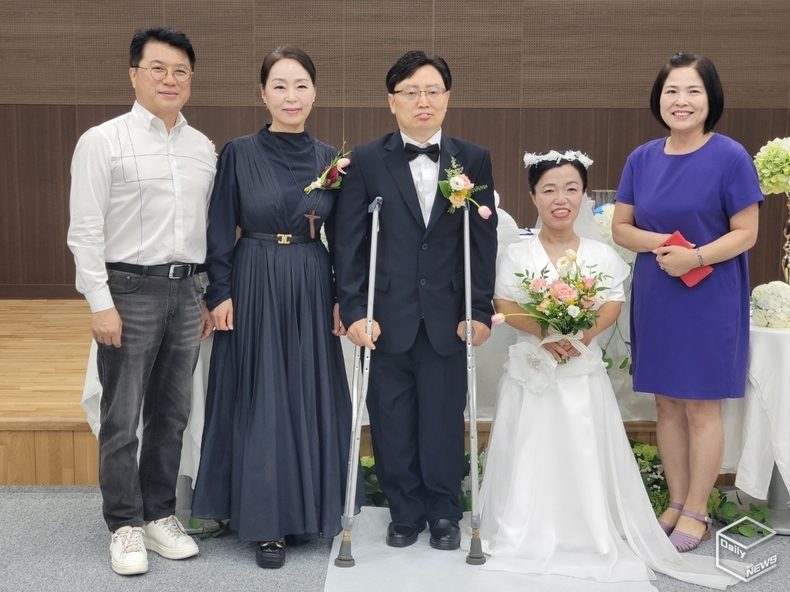 왼쪽부터 김영규 ICCF UIA국제기구 국제문화교류재단 이사장, 김향순 한국장애문화예술인협회장, 신랑 김영수, 신부 곽해옥, 윤의순 국제라이온스 354-B지구 서울 The 강남라이온스클럽 회장