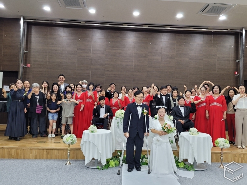 이날 결혼식은 김향순 회장(왼쪽 첫번째)을 비롯한 단원, 후원회원 등이 만반의 준비를 해주며 신랑, 신부를 축하했다. 