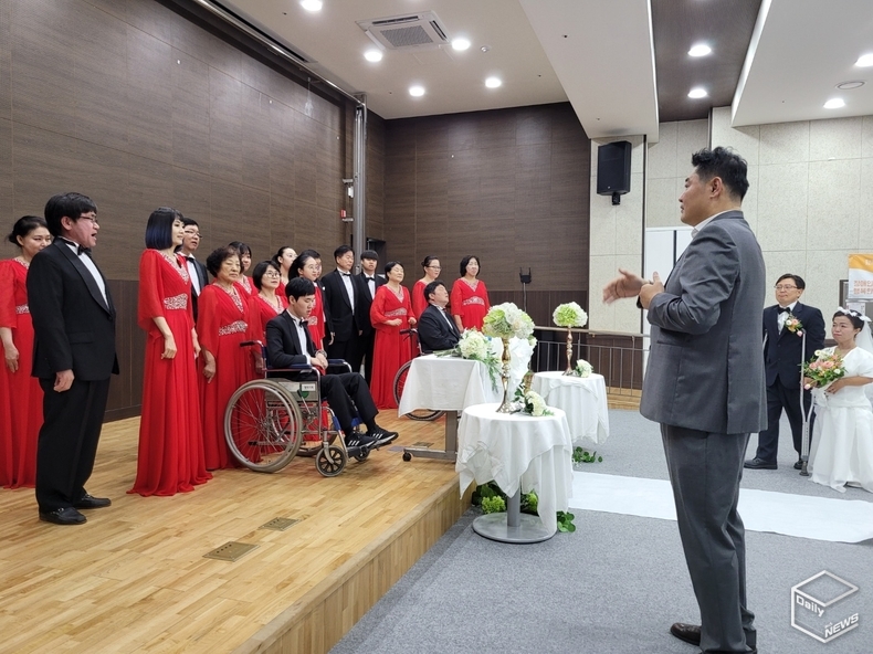 결혼식에서는 지휘자와 단원들의 축가로 분위기를 무르익게 했다. 