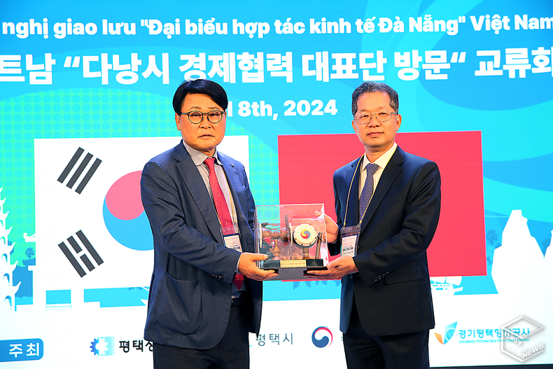 왼쪽부터 이강선 평택상공회의소장, 응우엔 반 꽝 베트남 다낭시 당서기