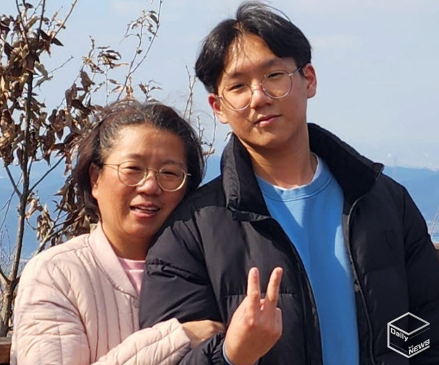 고등학생이 된 창민이 엄마와 함께