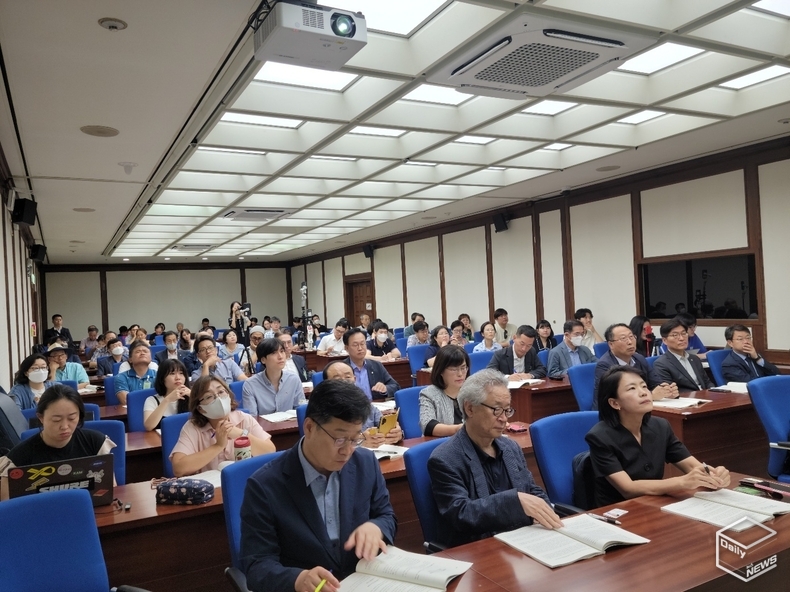 이번 토론회에는 전국 반대 대책위 주민들과 환경단체 관계자 등 100여명이 참석했다. 