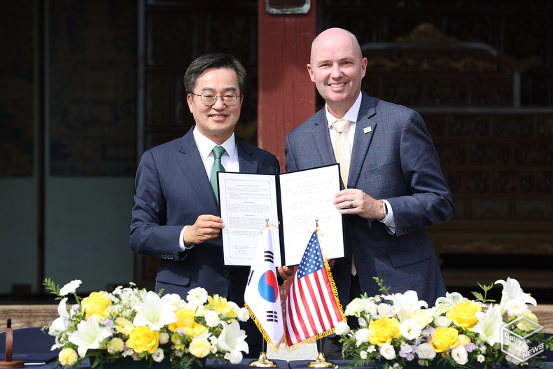 김동연 경기도지사와 스펜서 제임스 콕스 미국 유타주지사가 30일 화성행궁 유여택서 경기도-유타주 실행계획서(액션플랜)에 서명했다. 