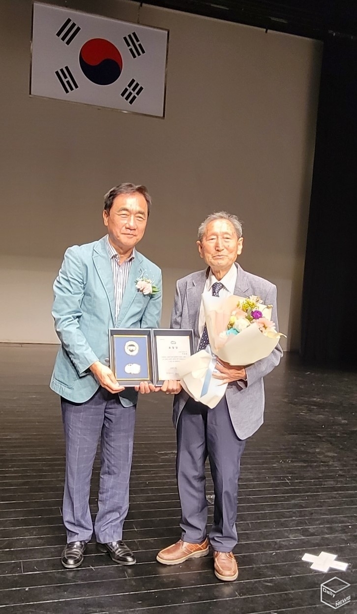 경기도지사상 박충배 어르신(오른쪽)