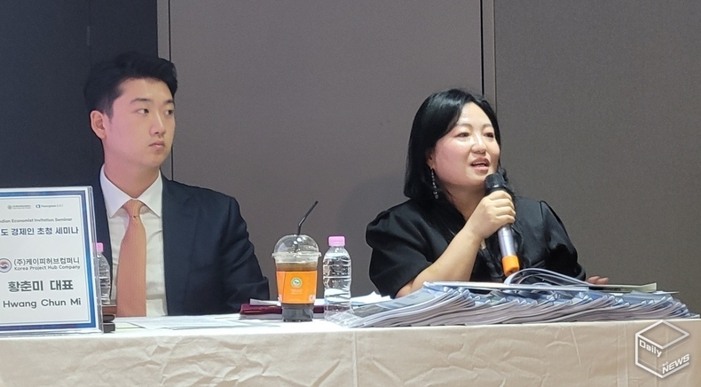 황춘미 ㈜케이피허브컴퍼니 대표(오른쪽)와 통역 박성철 (주)듀엘파트너스 대표이사