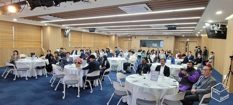 ㈜케이피허브컴퍼니가 주최한 ‘2024 인도 경제인 초청 세미나’가 11일 평택상공회의소에서 개최됐다. 