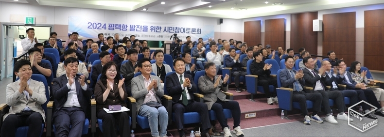 토론회는 주제발표자와 토론자, 항만관계자, 협의회 회원 등 150여명이 참석해 4시간여의 토론을 지켜봤다. 