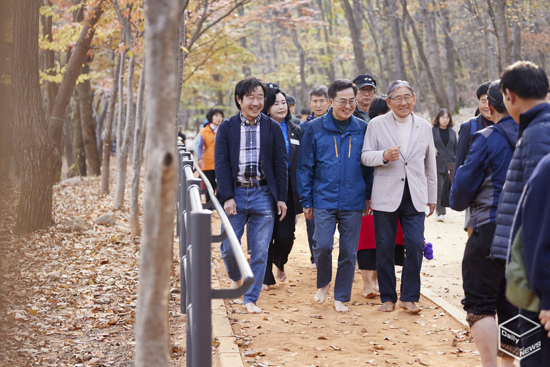 경기도는 '맨발걷기 가이드' 서비스를 통해 도민들에게 맞춤형 코스를 제공할 예정이다.